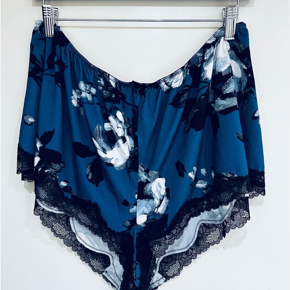 BEAUTIFUL Cacique bra, camisole and and short set. - Picture 2 of 3